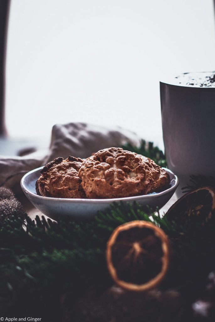 Cookies in einer Schüssel weihnachtlich dekoriert