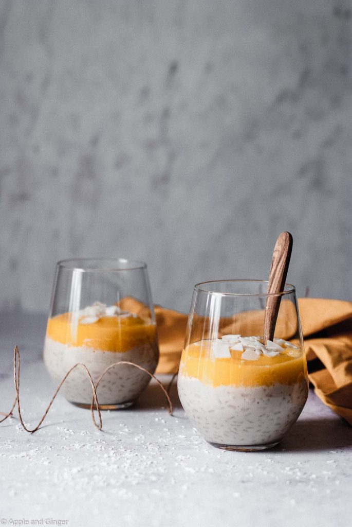 Milchreis mit Mangopüree in zwei Gläsern